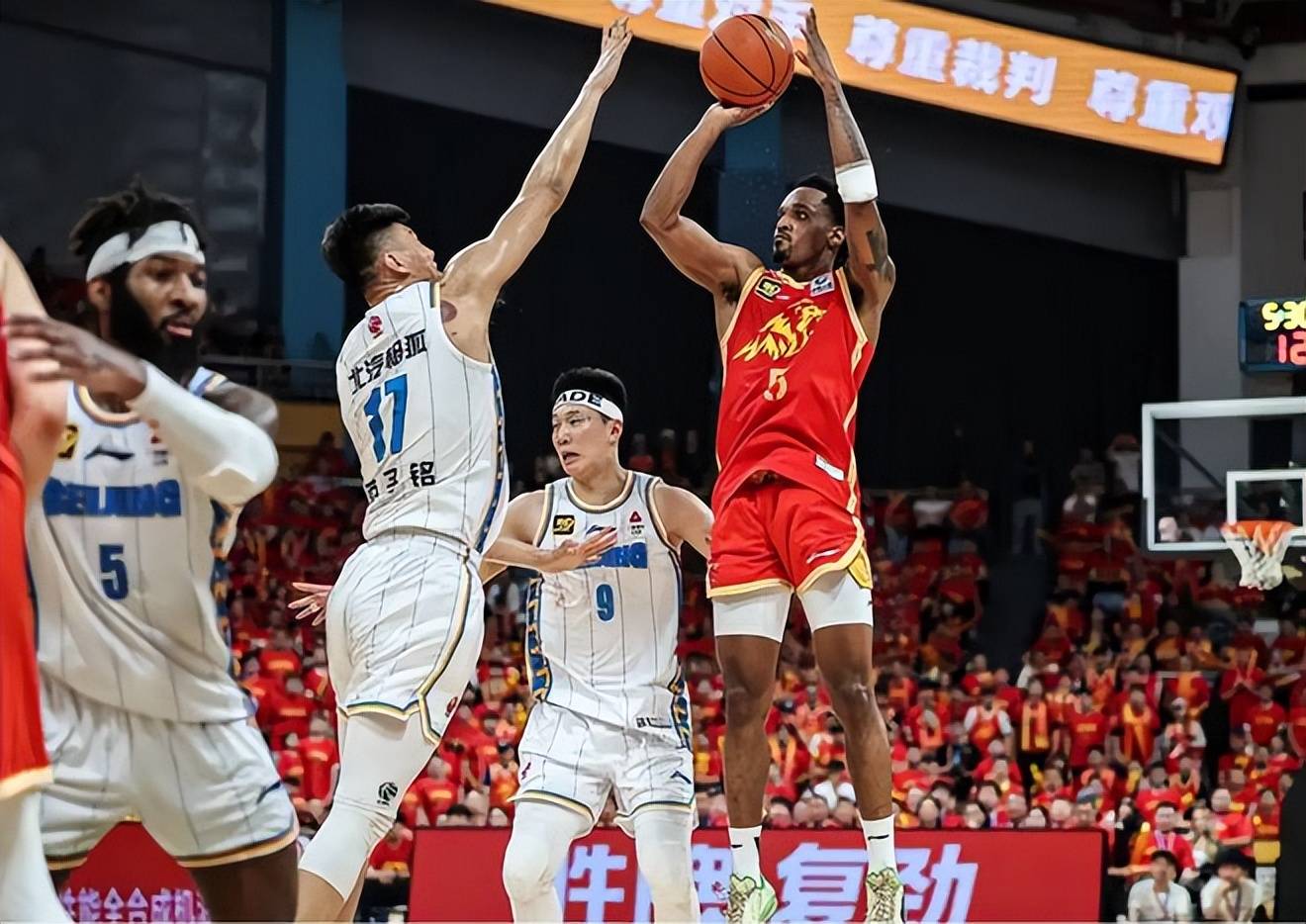 DB game-运动员们在比赛中取得紧张胜利