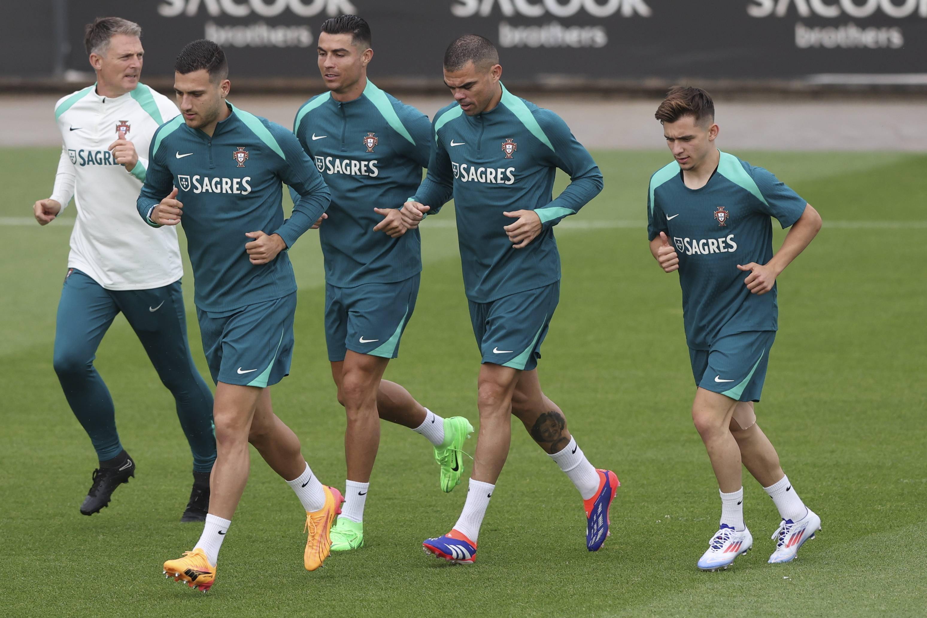 DB彩票官网-葡萄牙队轻松晋级至半决赛，荷兰队止步八强的简单介绍