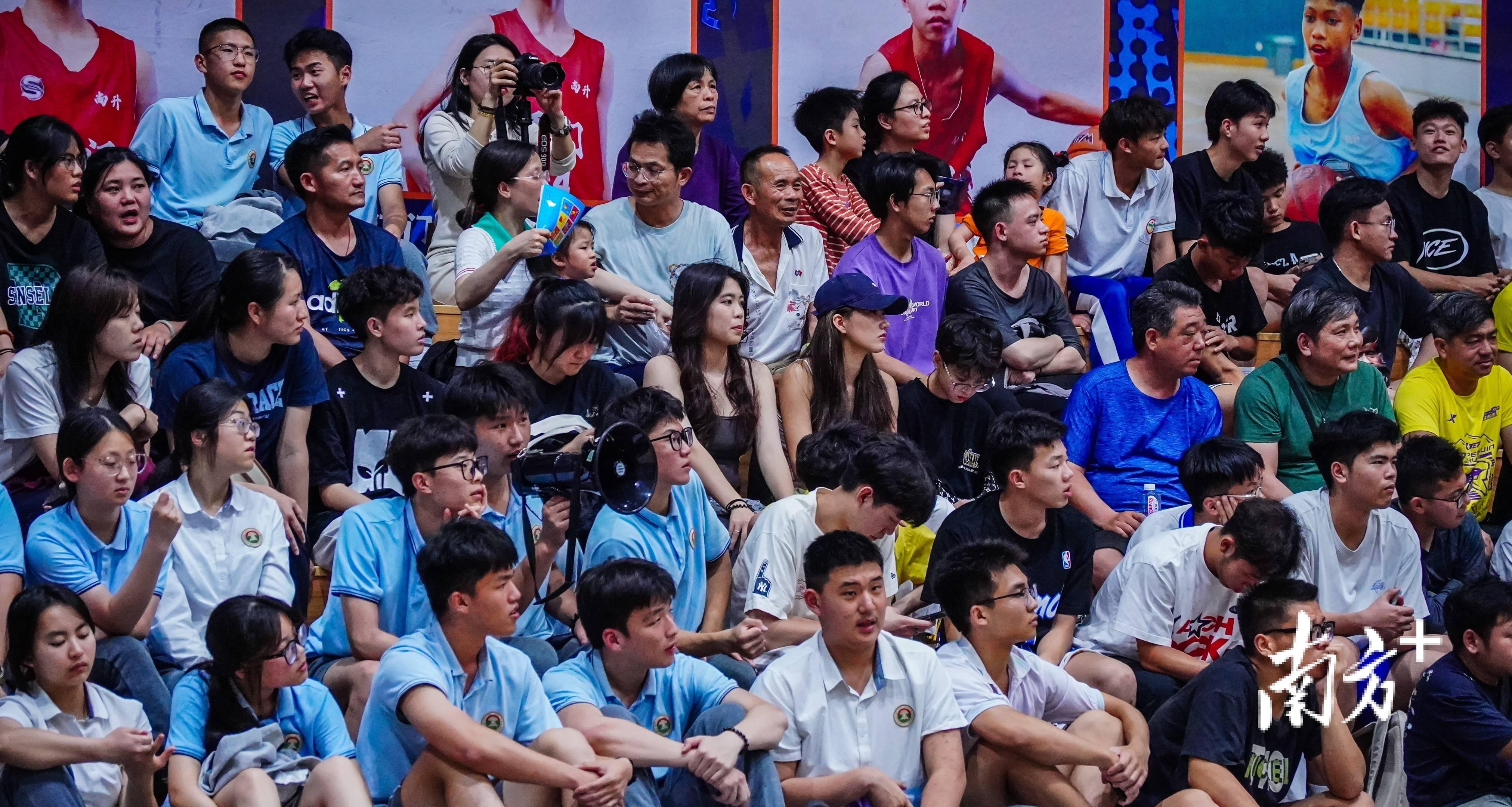 主场气氛火爆，助威声震耳欲聋