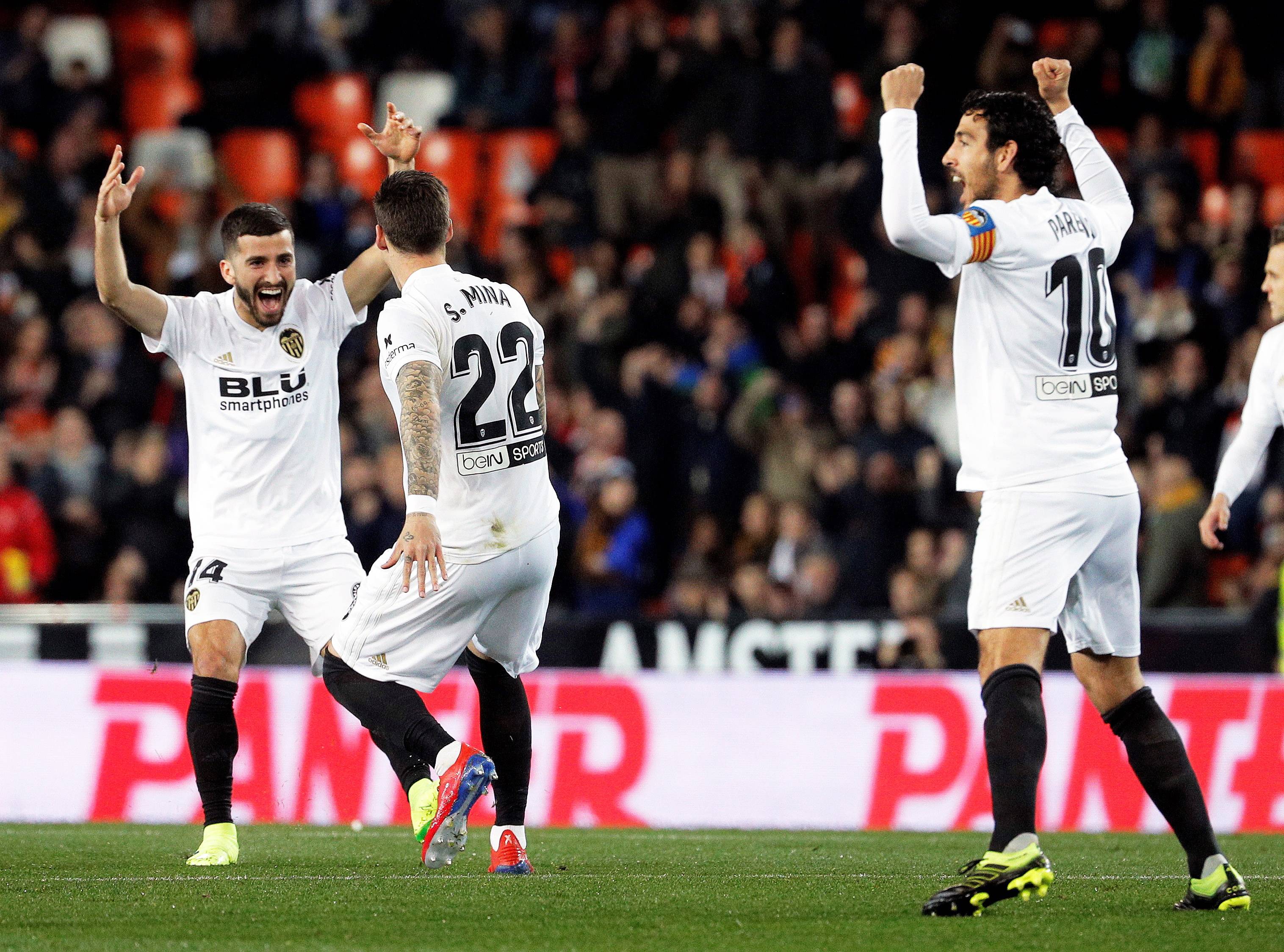 足球大赛中球队风采各异，实力对比激烈