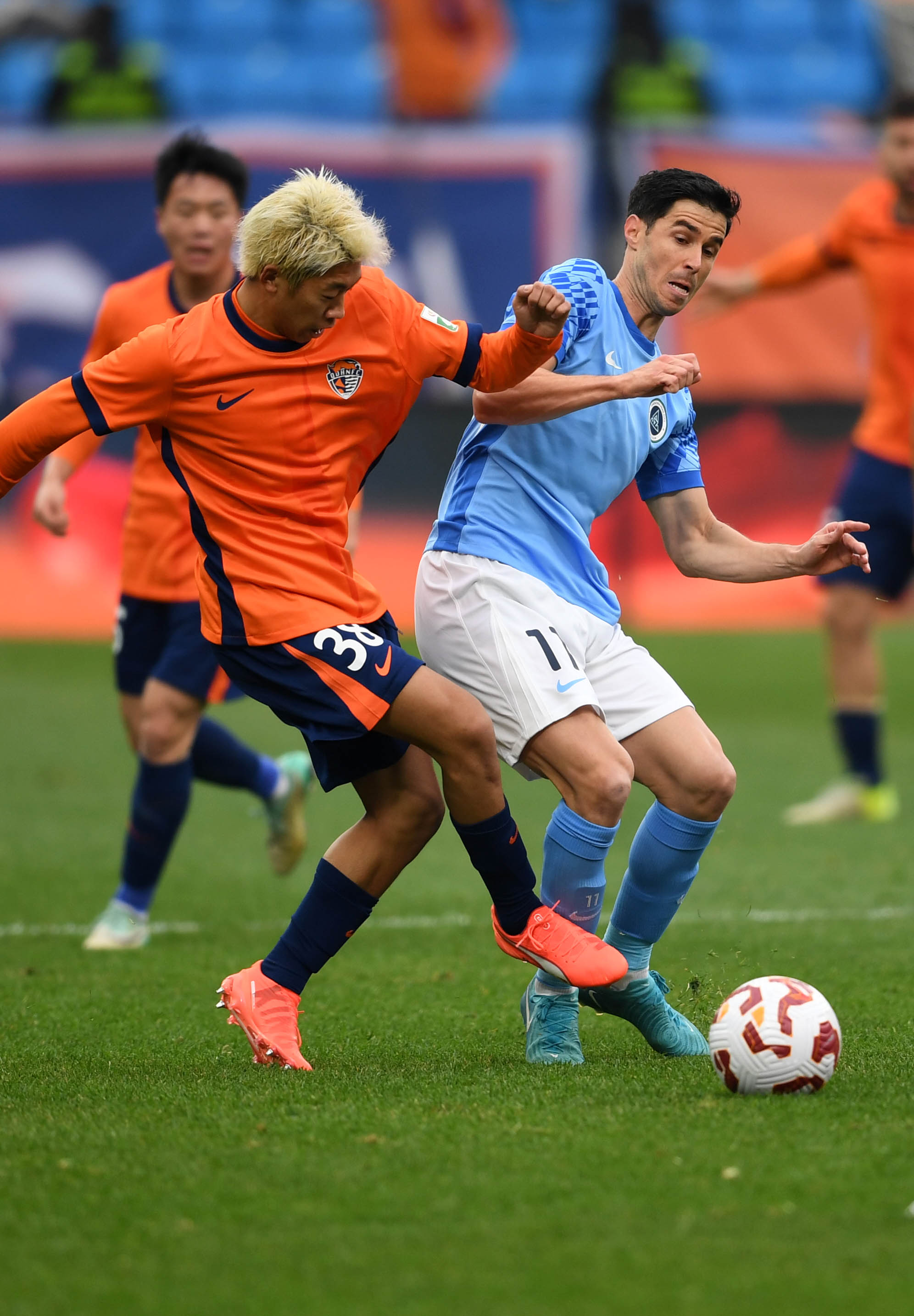 赛场上的挑战，无不体现出球员的拼搏精神