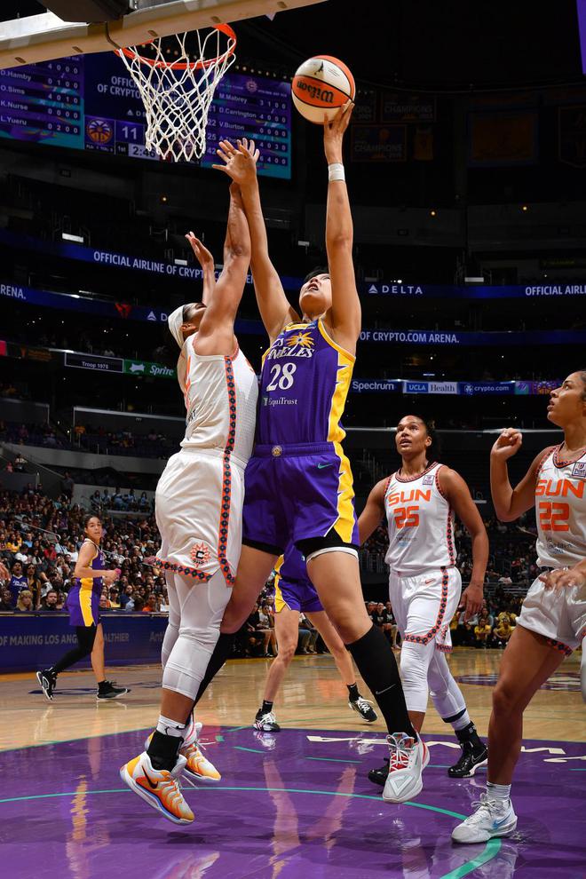 多宝彩票-赛事十分激烈，篮球球队擦出激烈火花