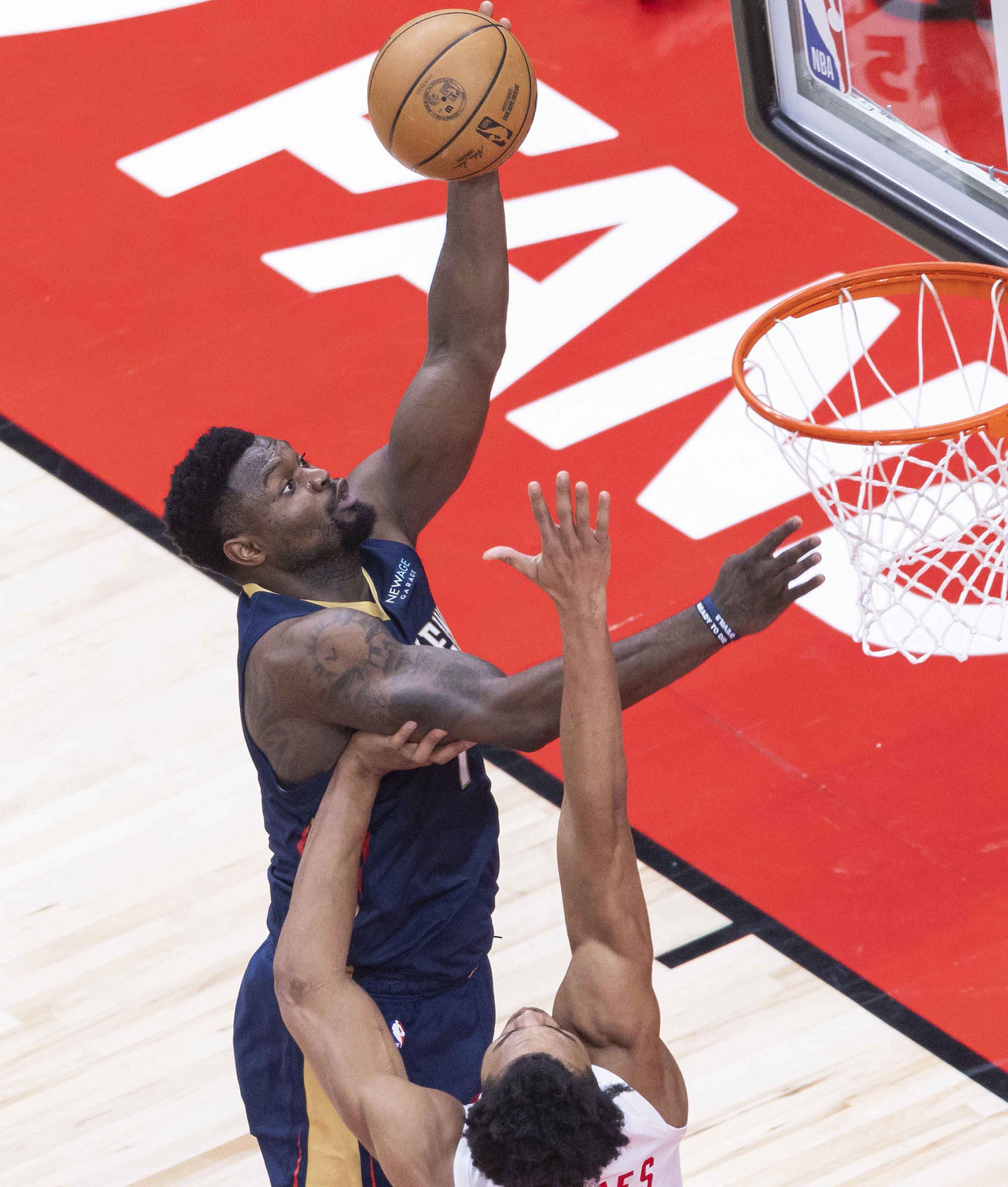 步行者后卫隔扣猛龙球员,助球队逆转胜利 步行者后卫隔扣猛龙球员,助球队逆转胜利