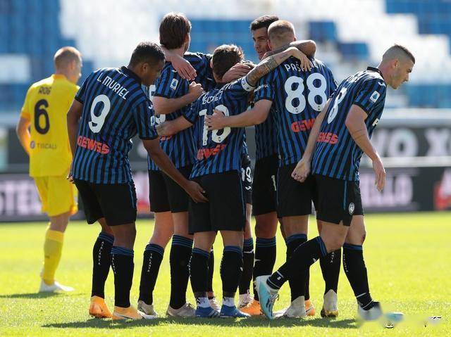 都灵队员团结协作，击败劲旅