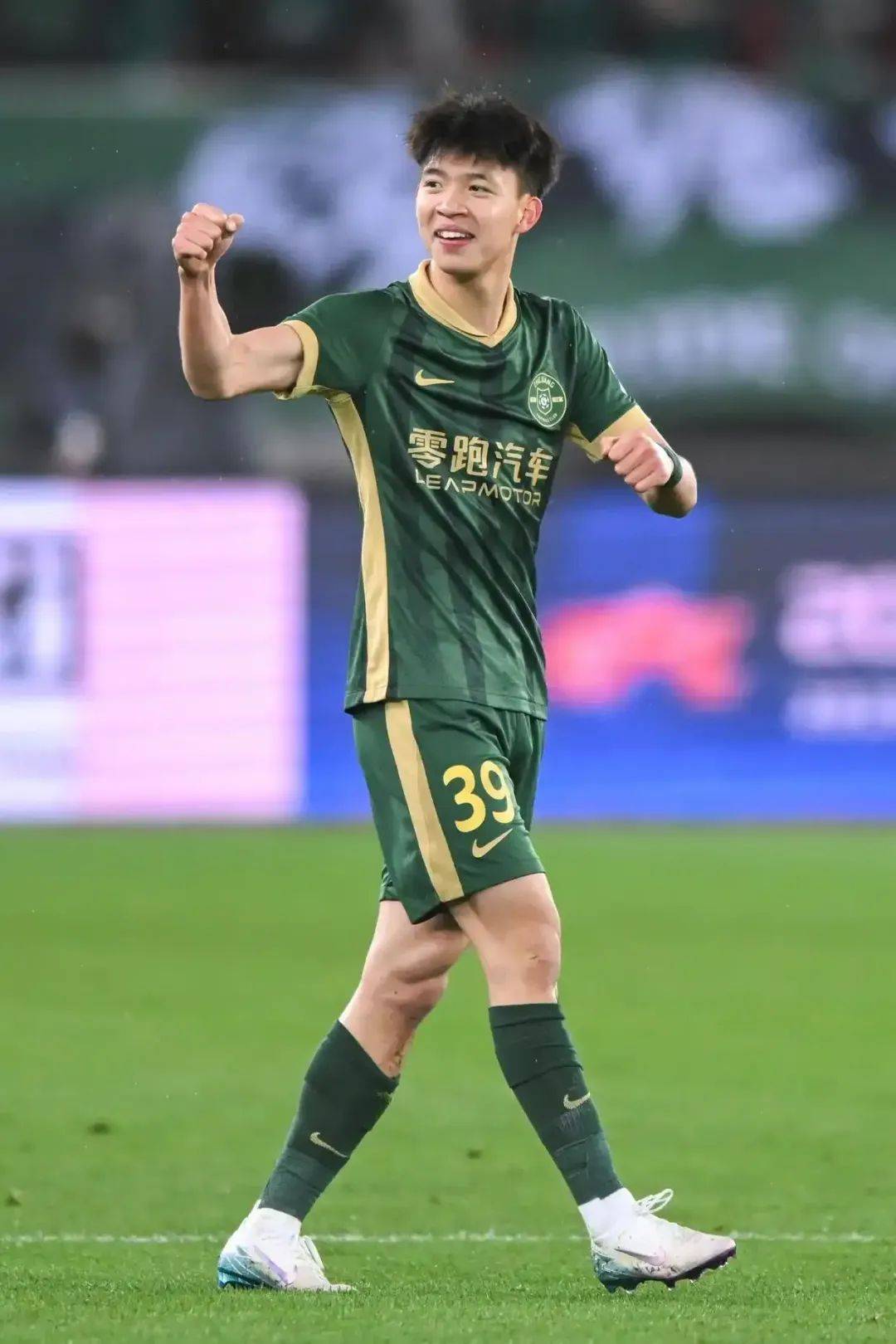 多宝彩票-胜利后，球队士气高昂，备战下一场比赛