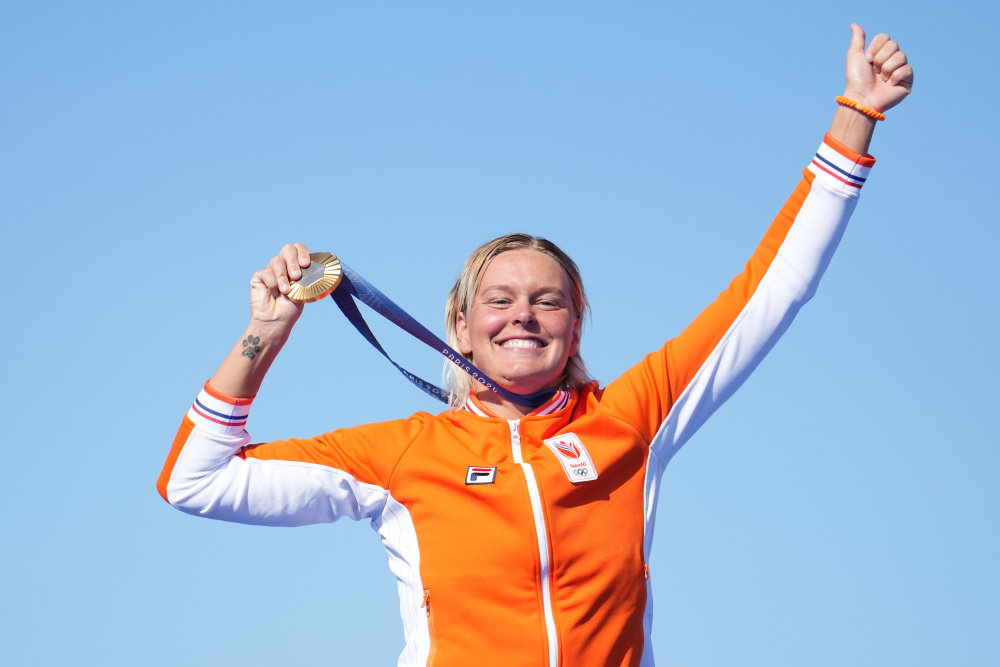 荷兰代表团在游泳比赛中勇夺冠军