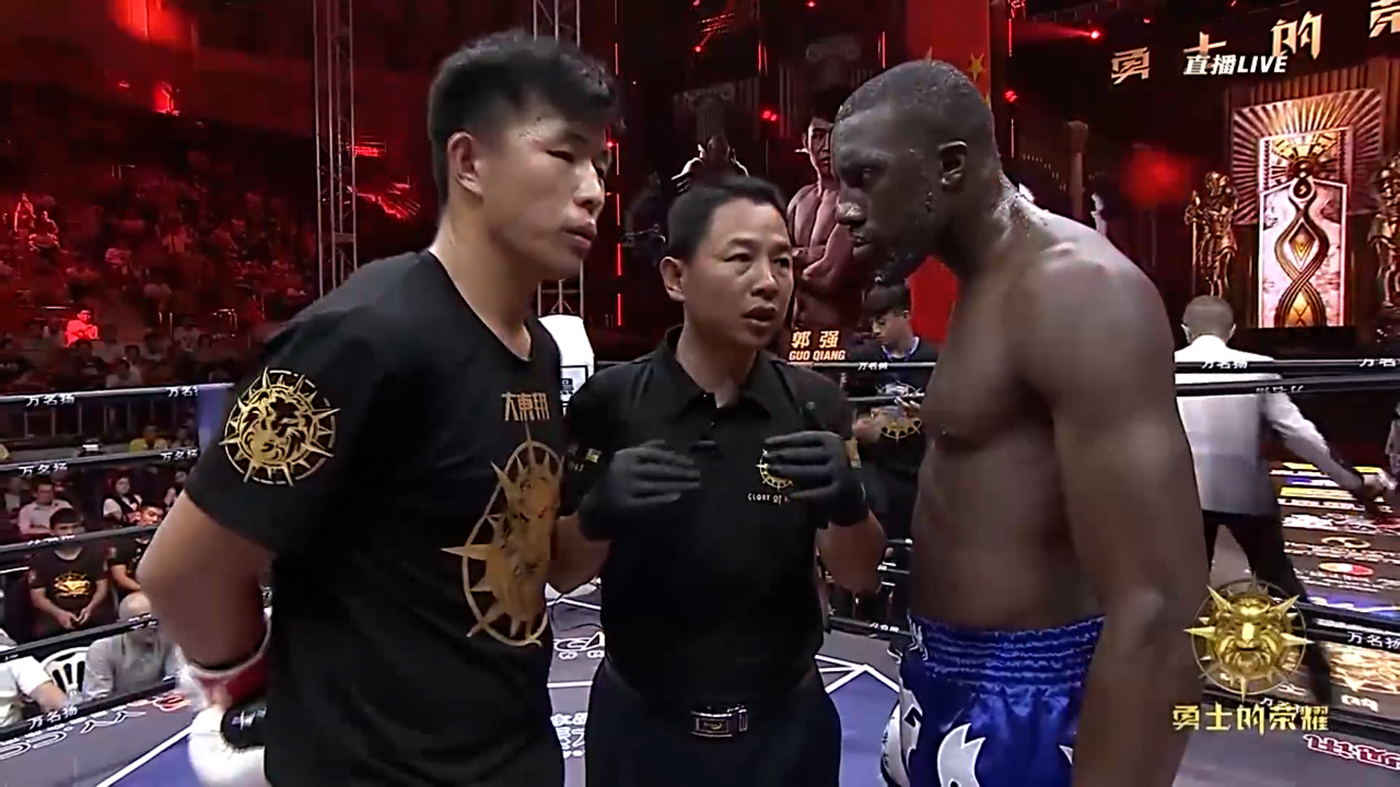 DB彩票平台-明星球员眼神凶狠！全力以赴攻击对手