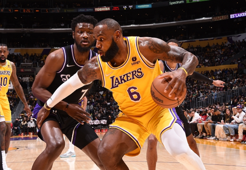 多宝彩票-苦战到底球员拼尽全力追逐进球机会