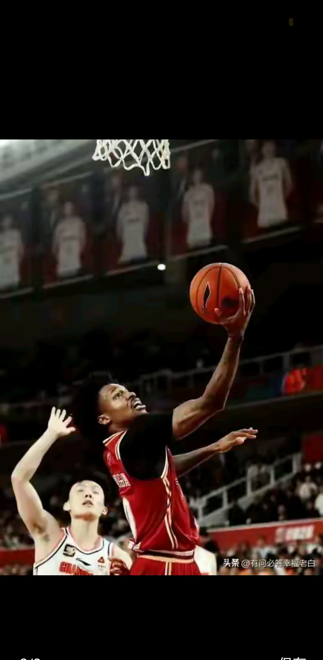 苦战到底球员拼尽全力追逐进球机会