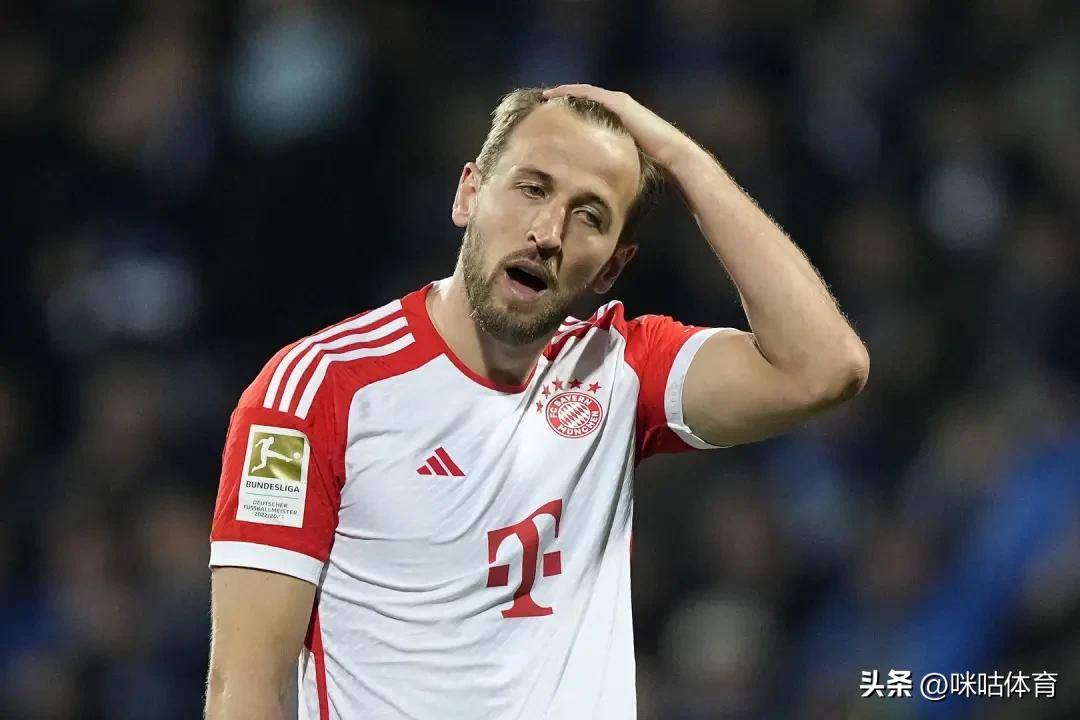 英格兰队取得胜利,球员欢欣鼓舞 英格兰队取得胜利,球员欢欣鼓舞