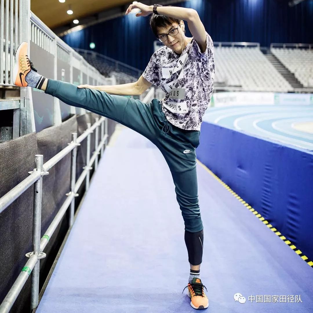 捷克跳高选手高空跃跃欲试，轻松取胜