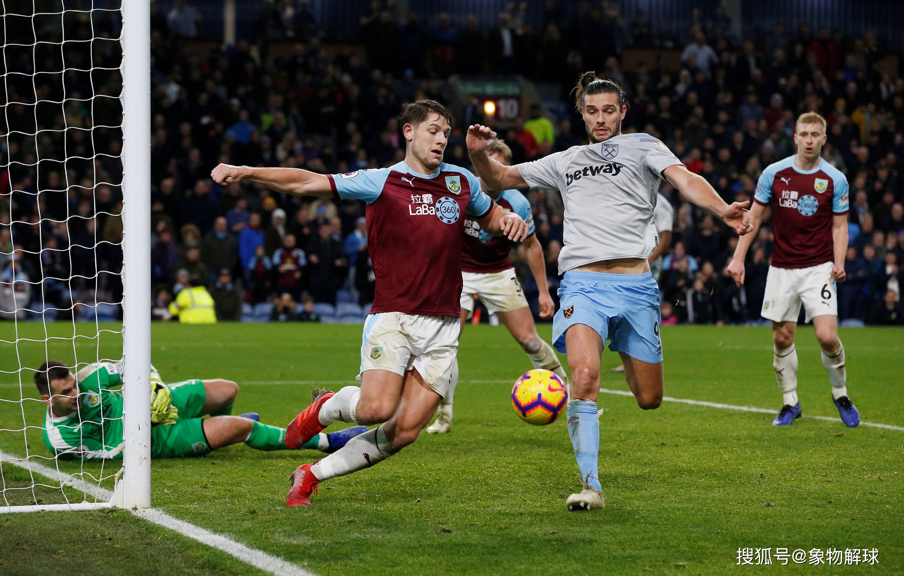 伯恩利队员发挥精彩，赢得比赛胜利