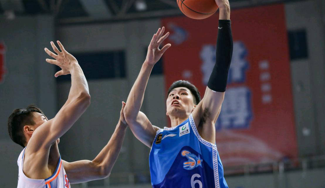 -福建男篮内线火力强大，逆袭取得胜利