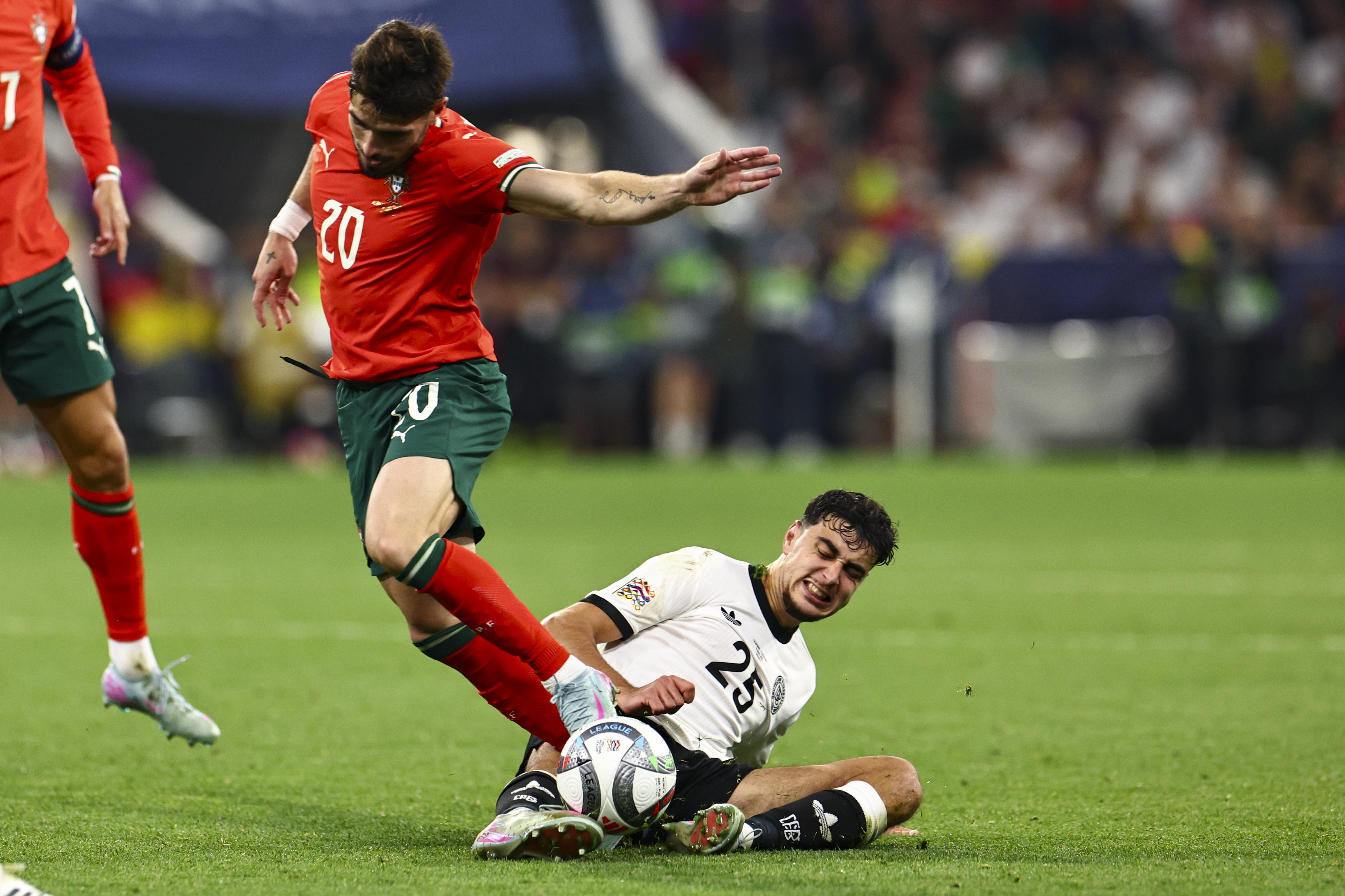 葡萄牙球队在最新一轮比赛中踢出精彩进球