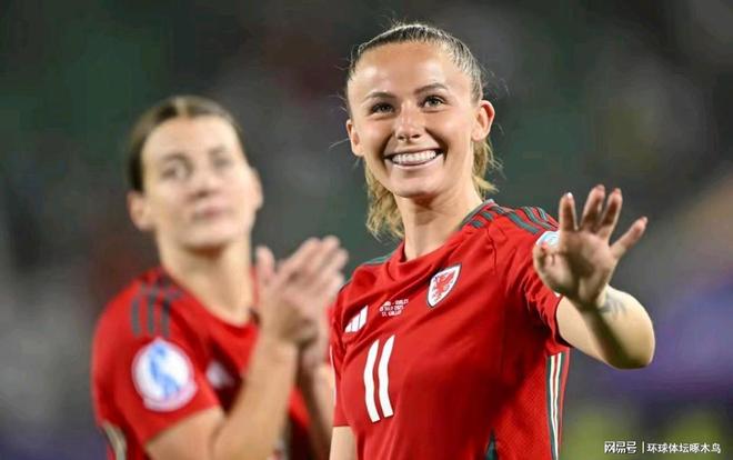 顶级足球对决女运动员精彩表现 顶级足球对决女运动员精彩表现