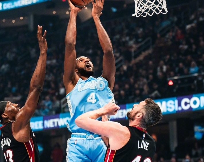 凯尔特人逆转热火继续领跑东部