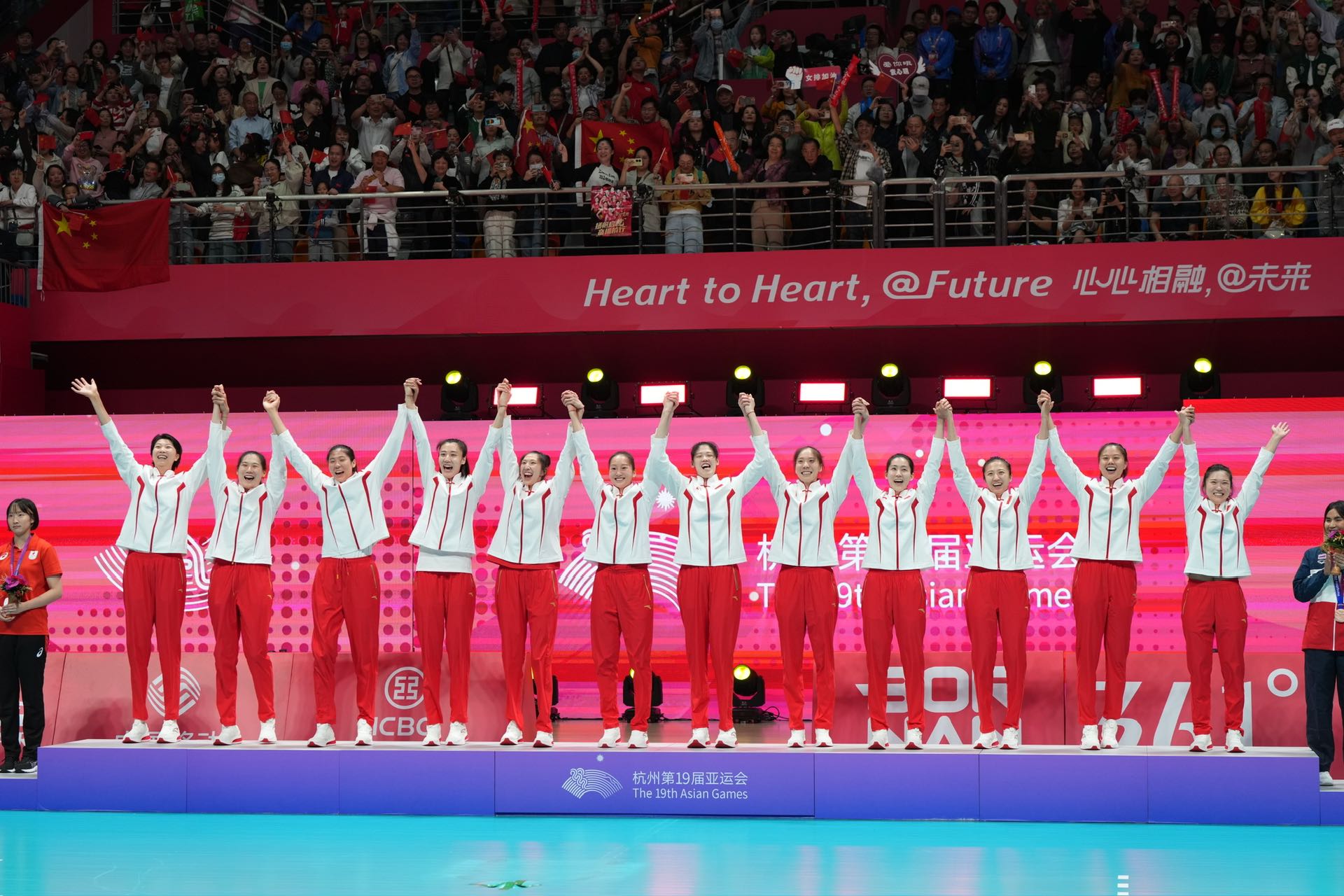 中国队在亚运会上斩获金牌，领先领奖台榜首！